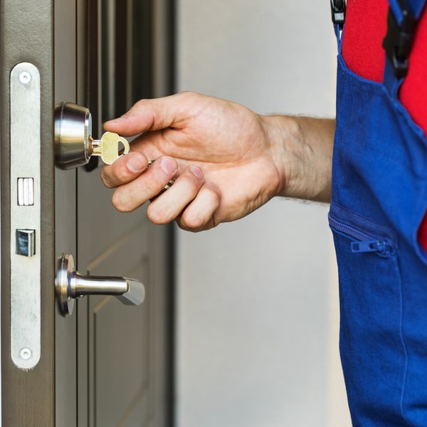 en cerrajería residencial nos especializamos en la instalación de cerraduras de alta seguridad para casas